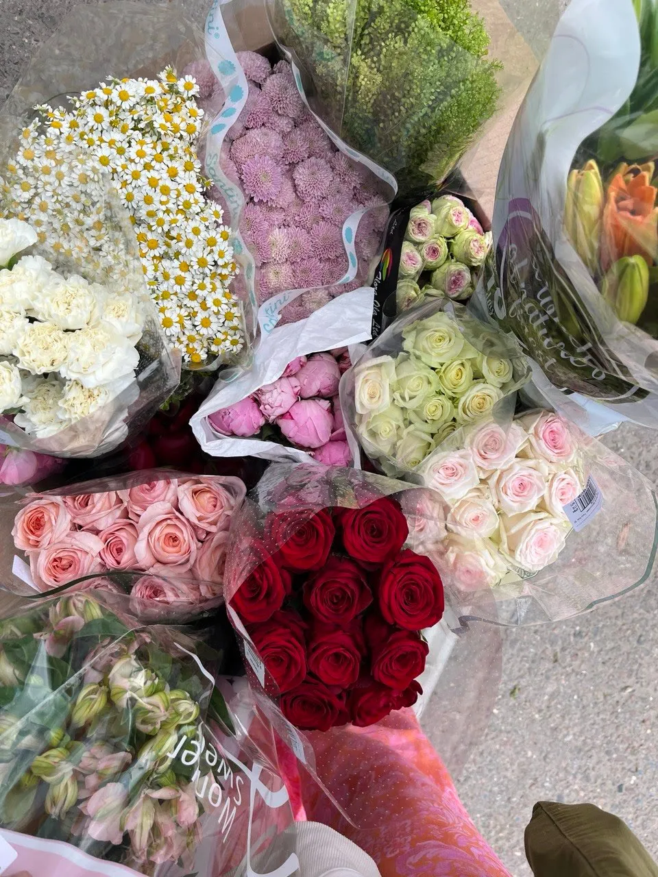 Rosas de varios colores — rojas, rosadas, blancas y crema — de la compra de la mañana